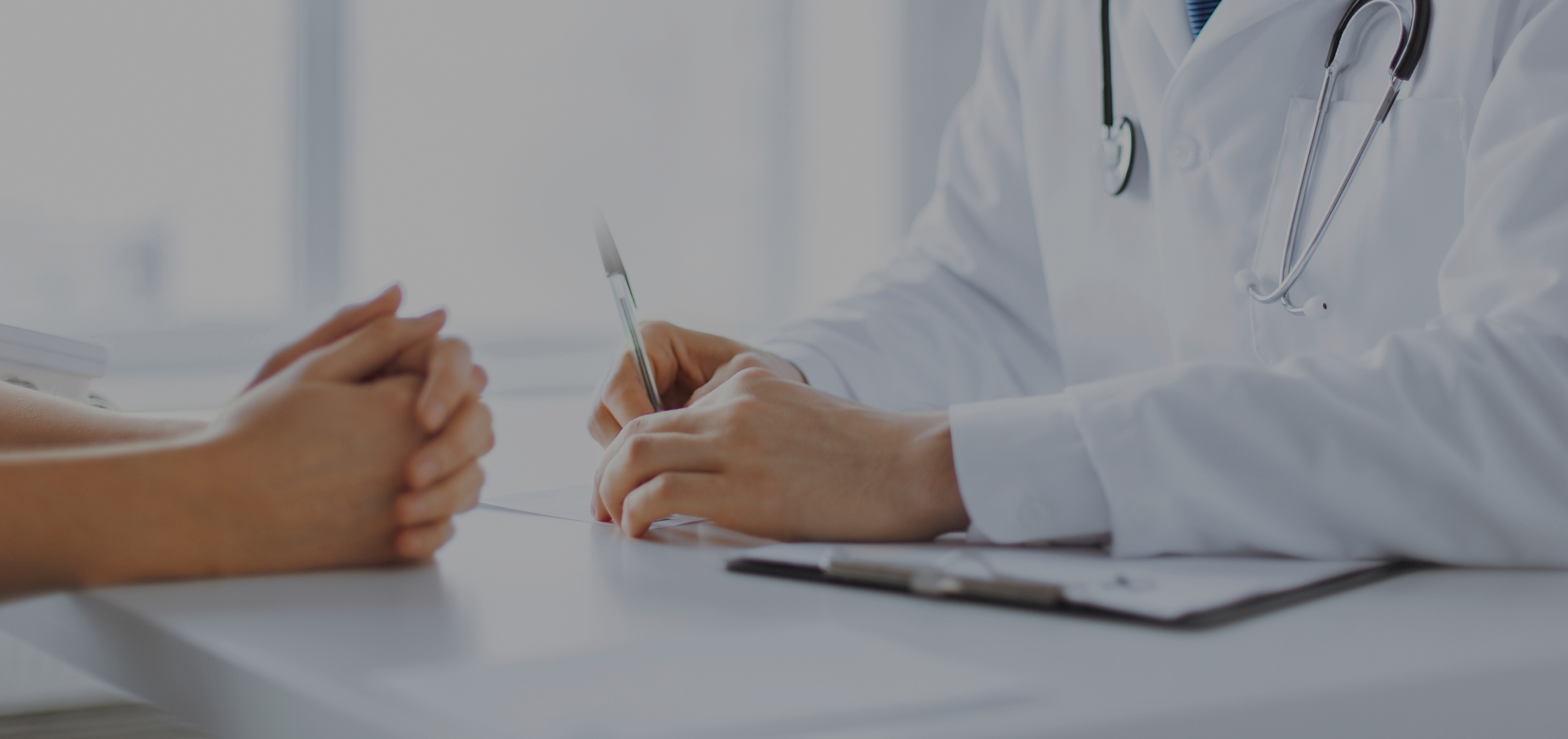 Médico atendiendo a un paciente